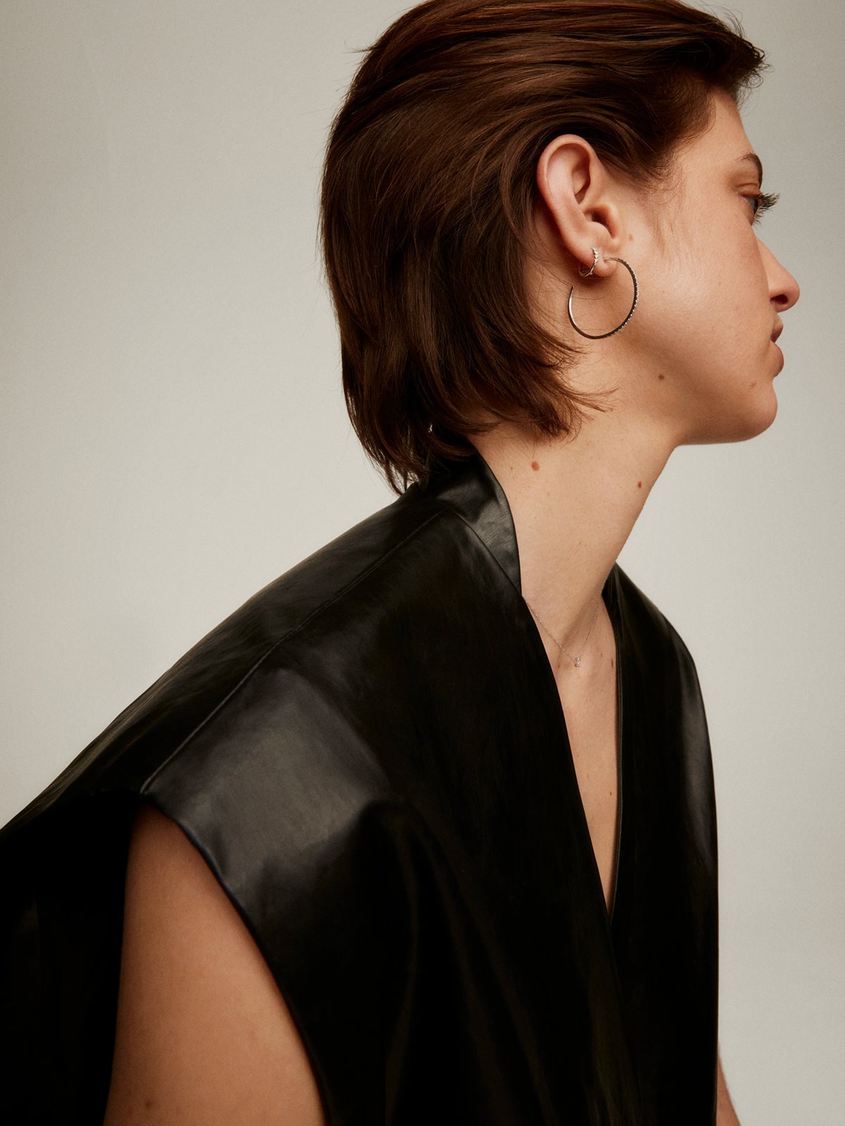 Pendiente individual de aro de oro blanco de 18k con diamantes 0,016 cts