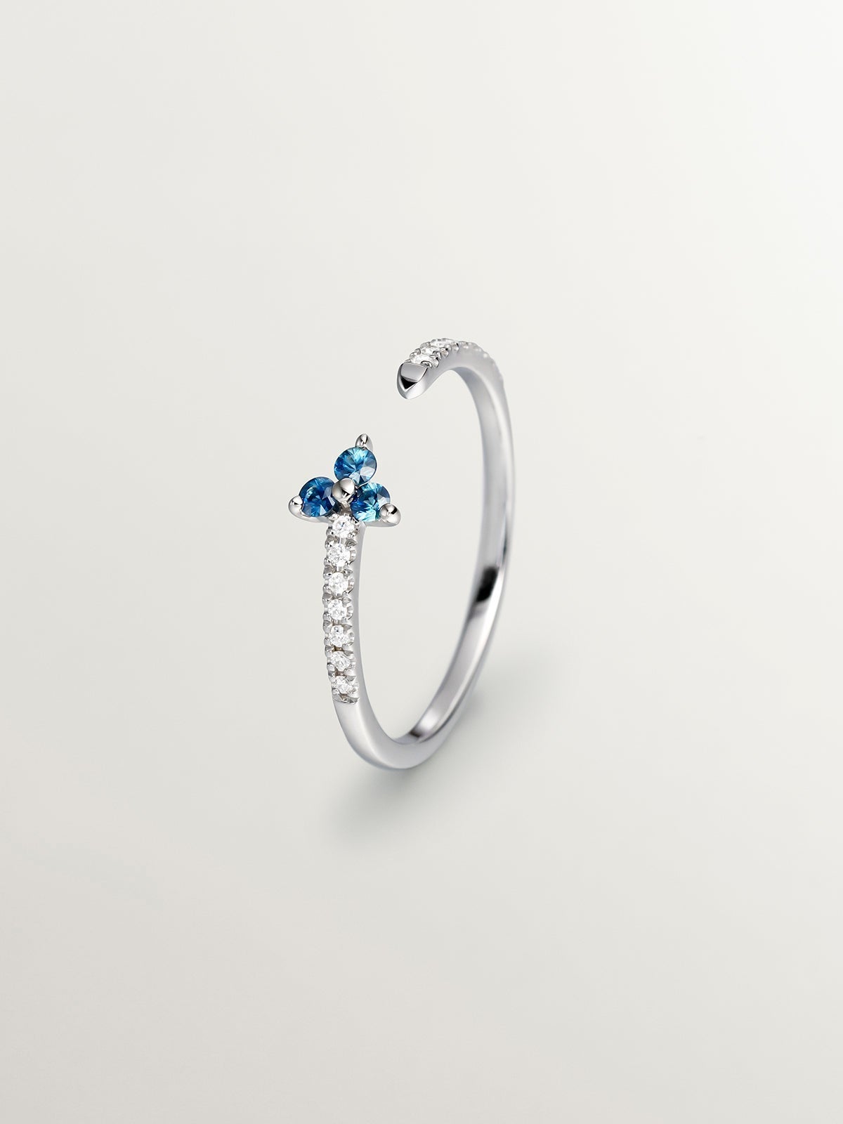 Anillo de oro blanco de 9K con diamantes y trébol de zafiros azules