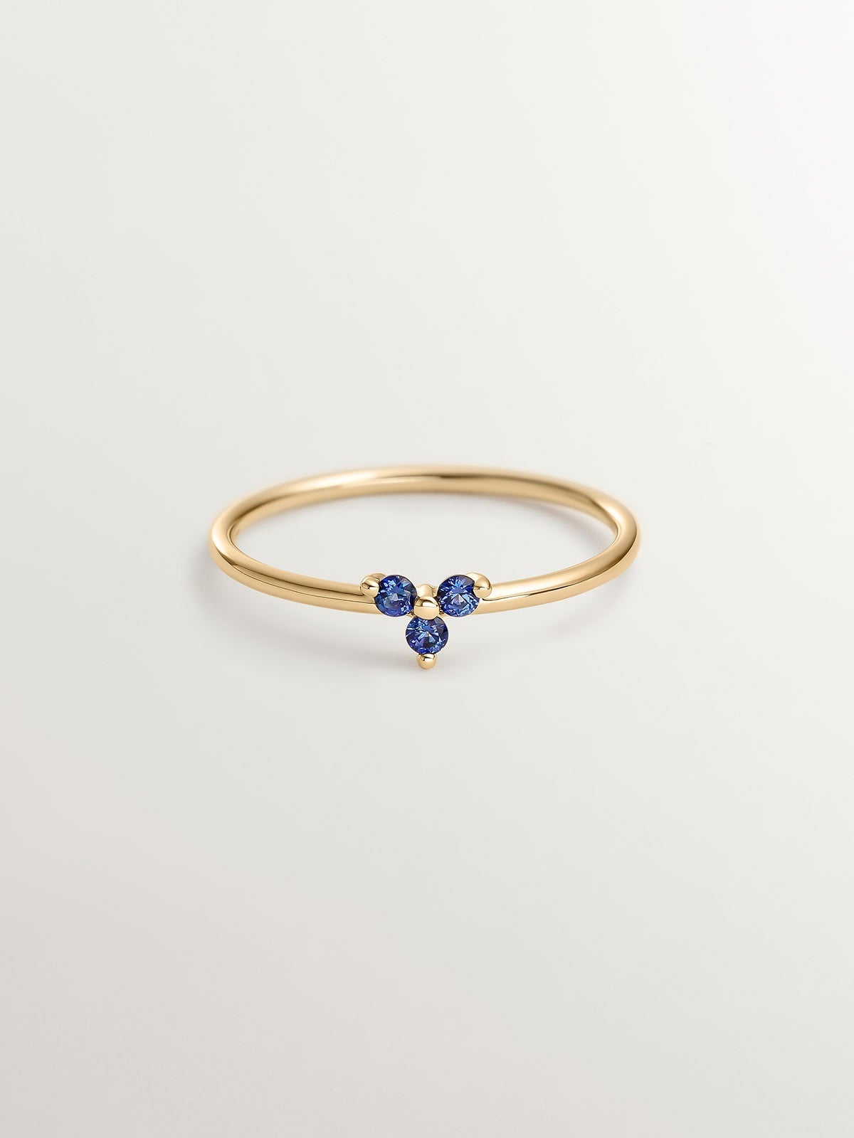 Anillo de oro amarillo de 9K con zafiros azules