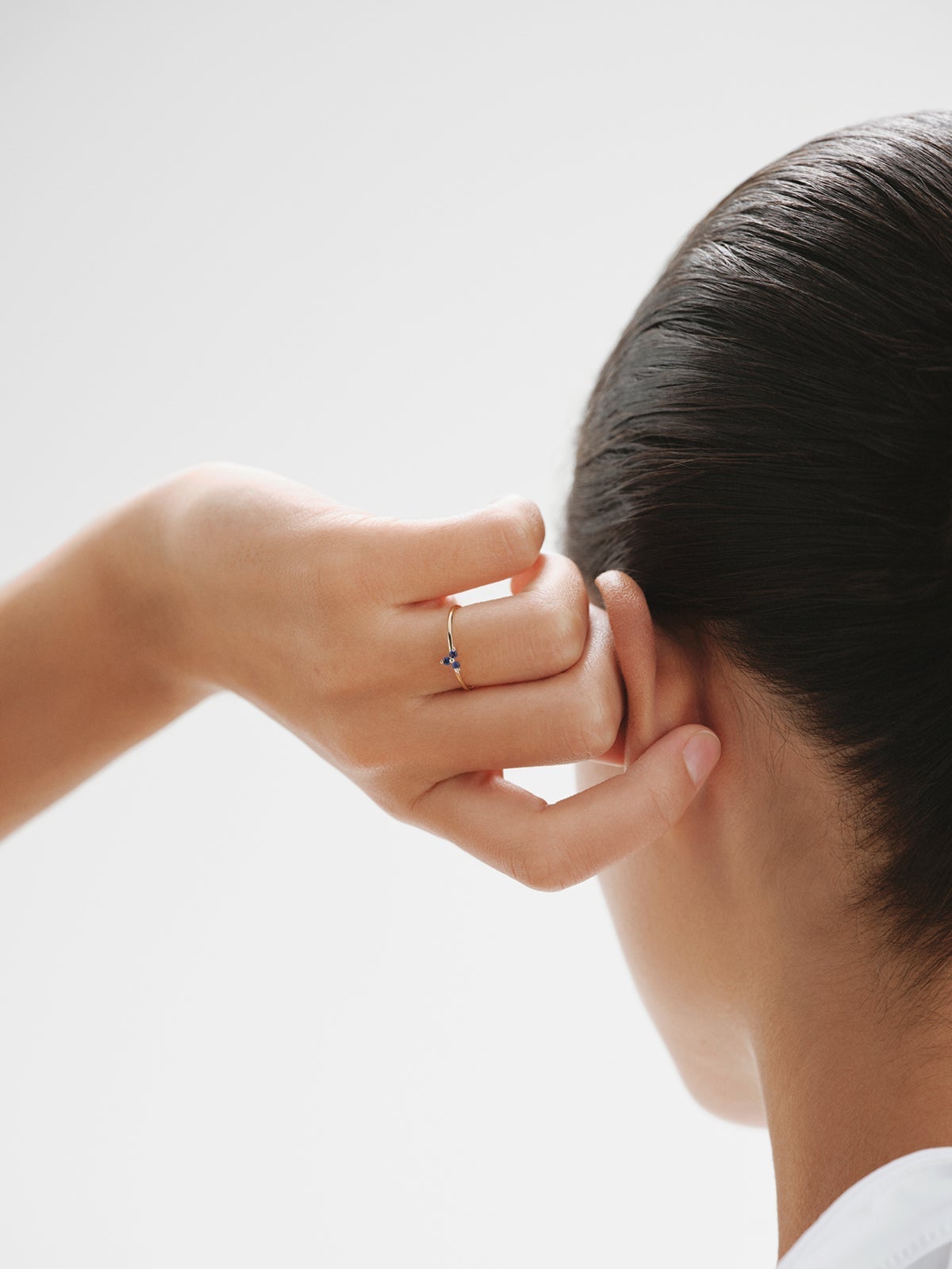 Anillo de oro amarillo de 9K con zafiros azules