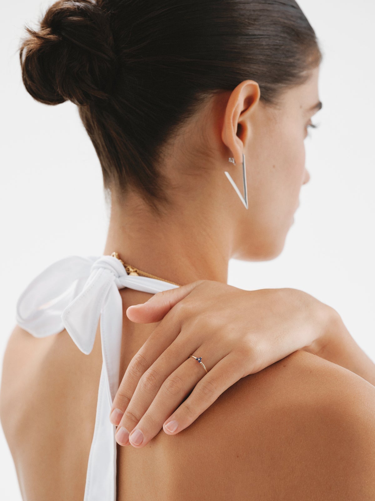 Anillo de oro amarillo de 9K con zafiros azules