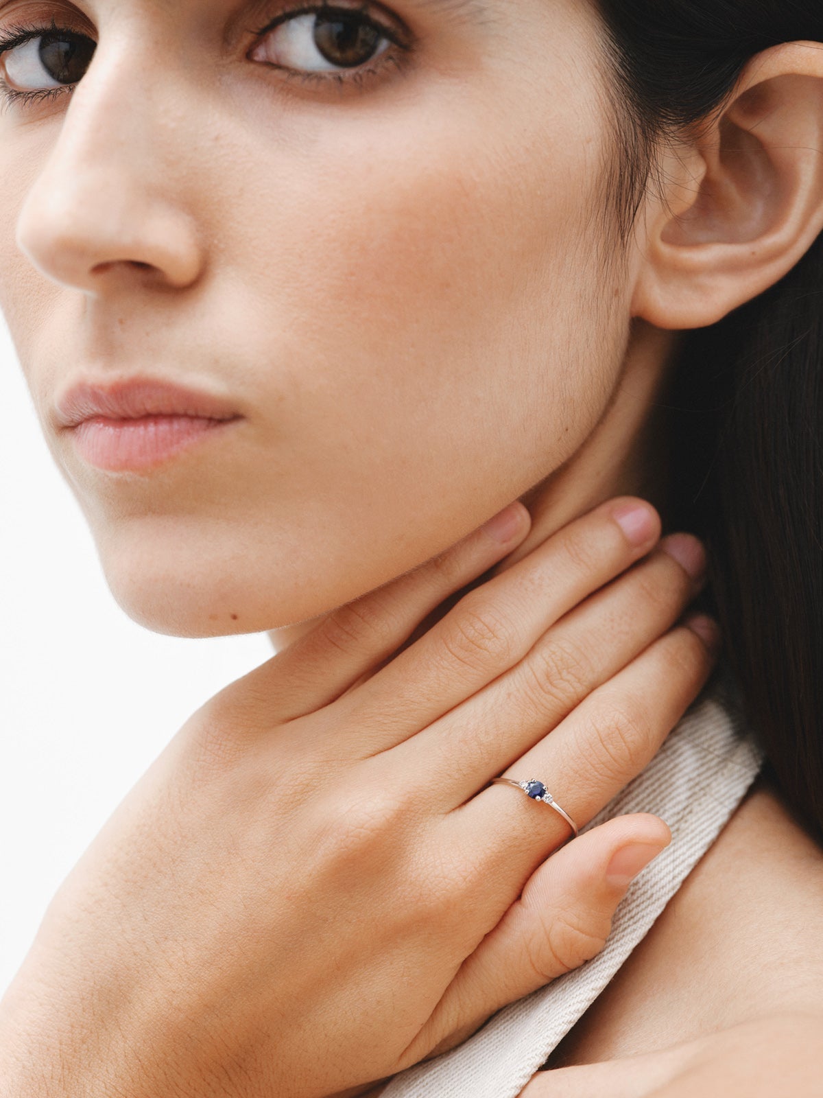 Anillo de oro blanco de 9K con zafiro azul y diamantes