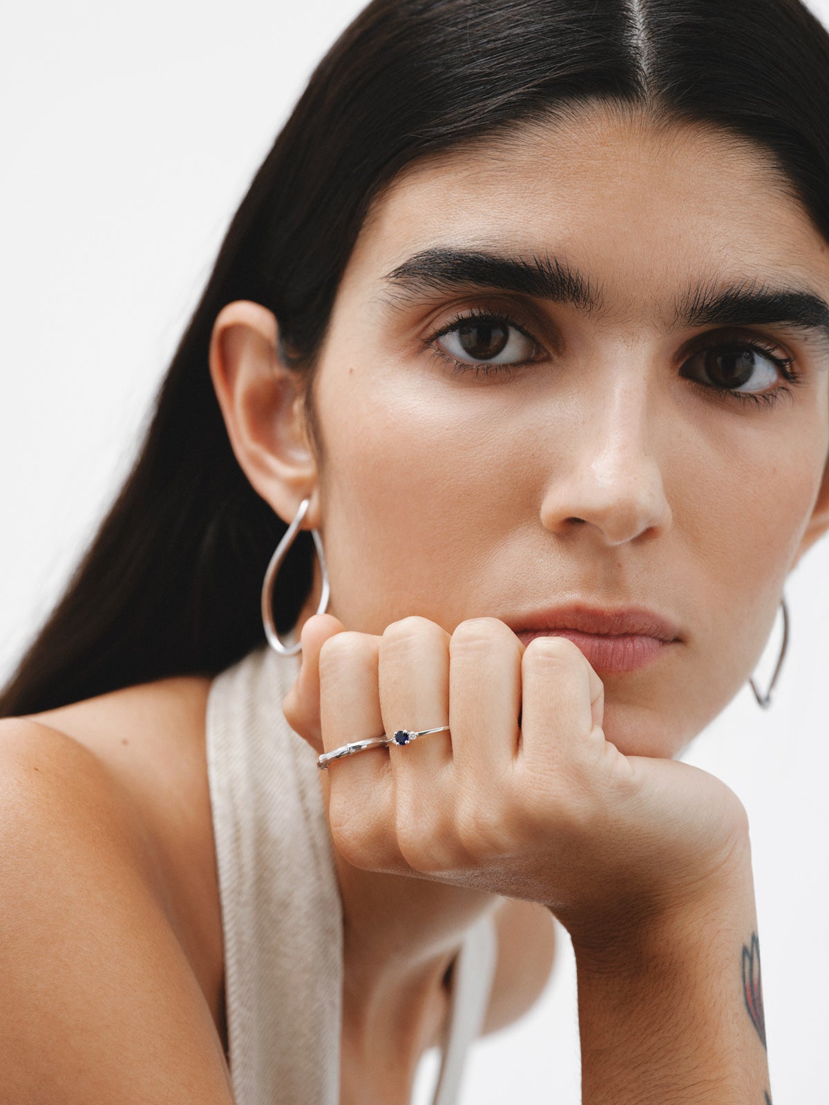 Anillo de oro blanco de 9K con zafiro azul y diamantes