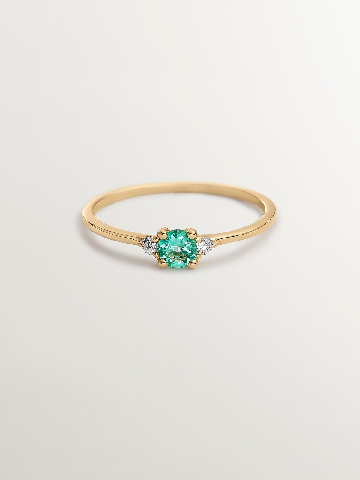 Anillo tresillo de oro amarillo de 9K con esmeralda y diamantes