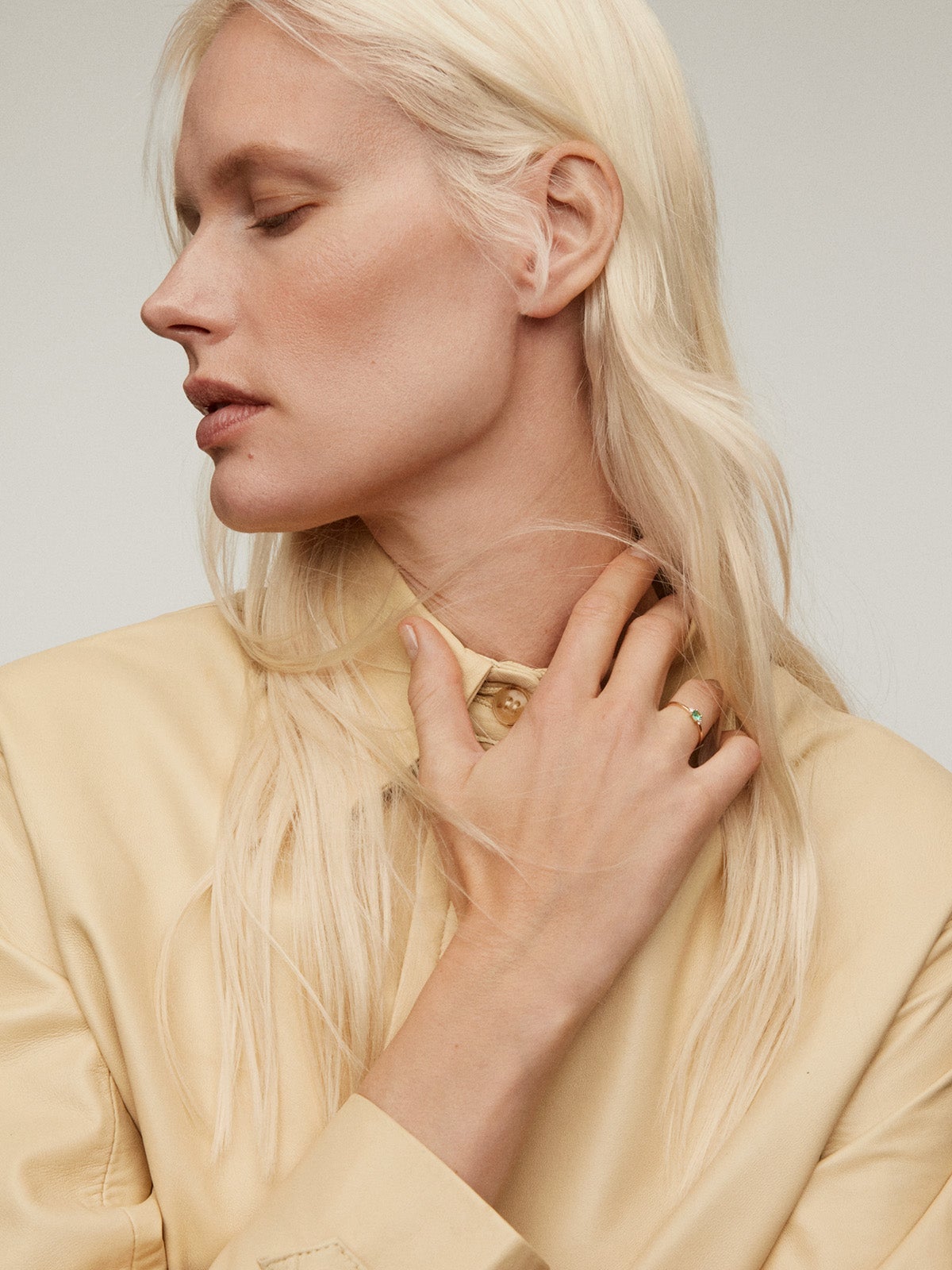 Anillo tresillo de oro amarillo de 9K con esmeralda y diamantes