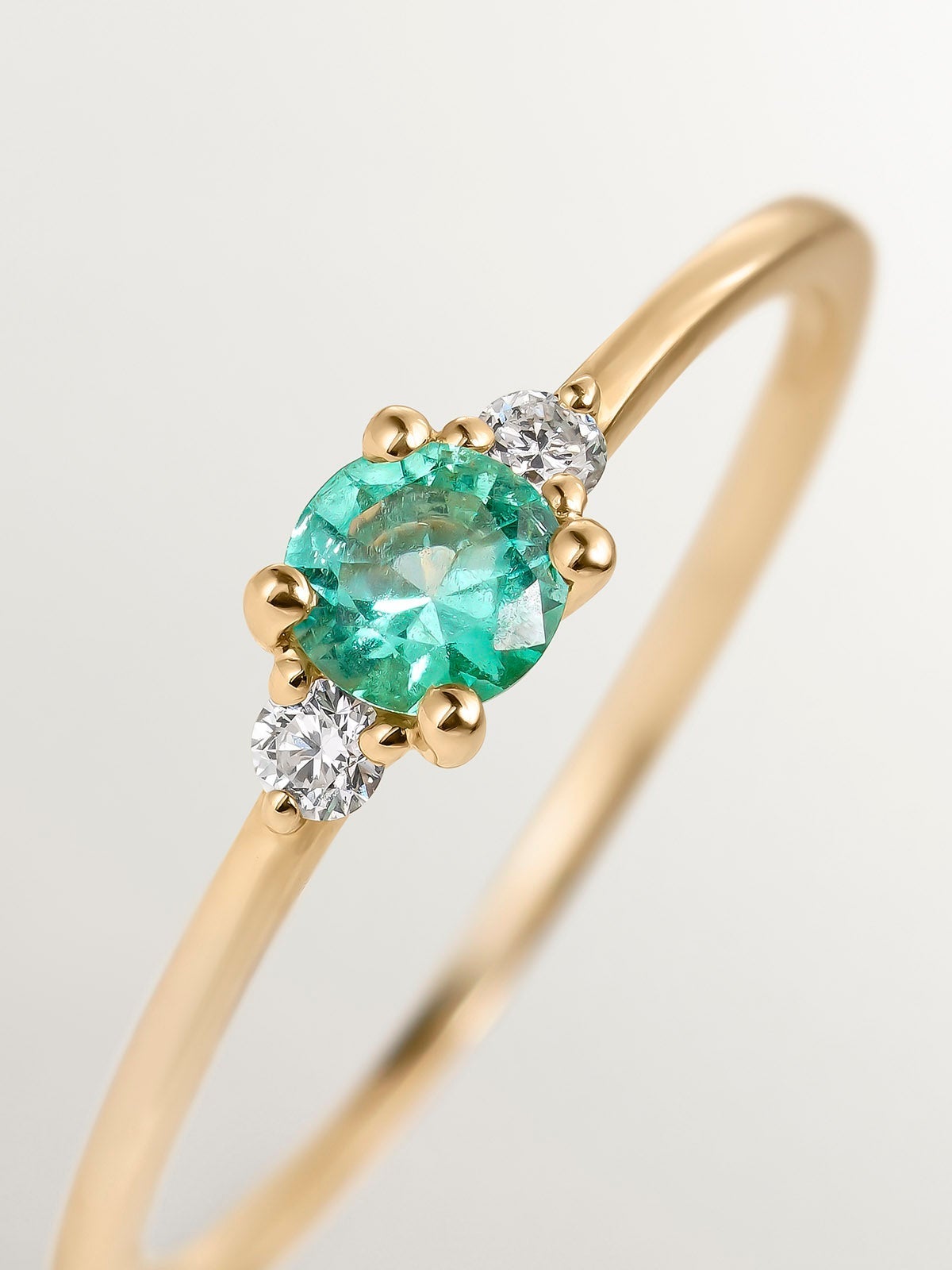 Anillo tresillo de oro amarillo de 9K con esmeralda y diamantes