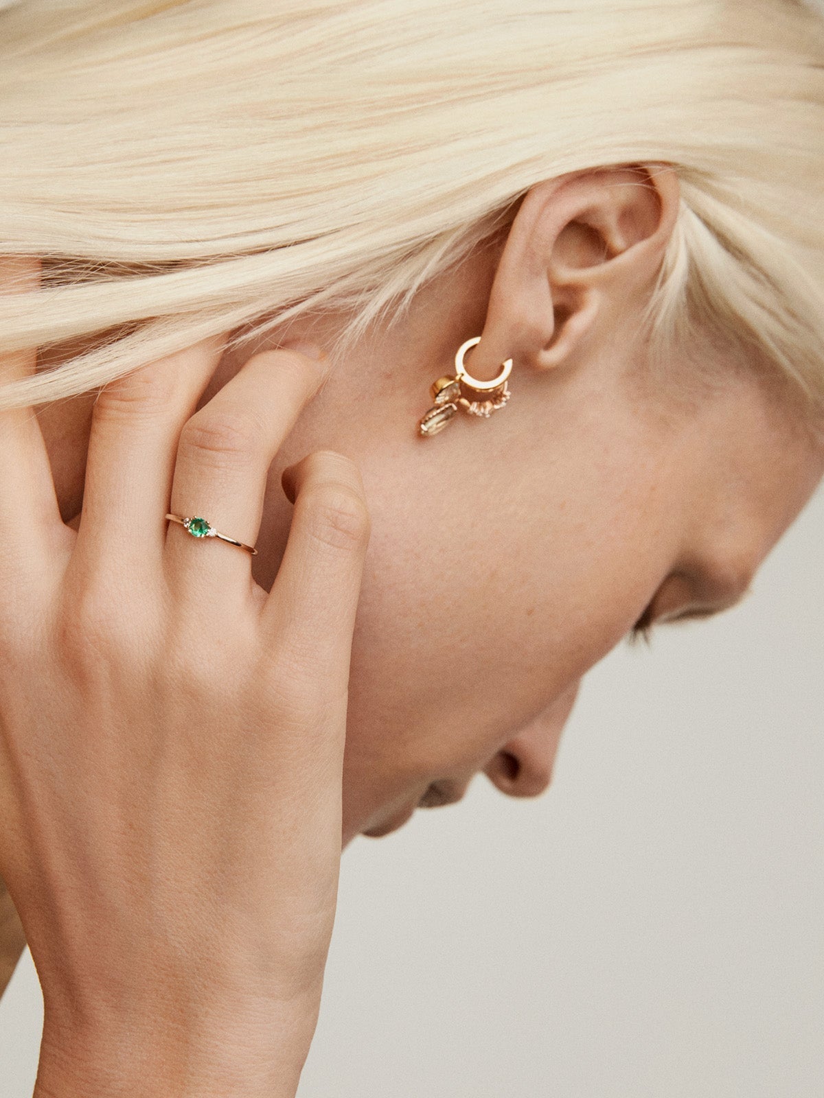 Anillo tresillo de oro amarillo de 9K con esmeralda y diamantes