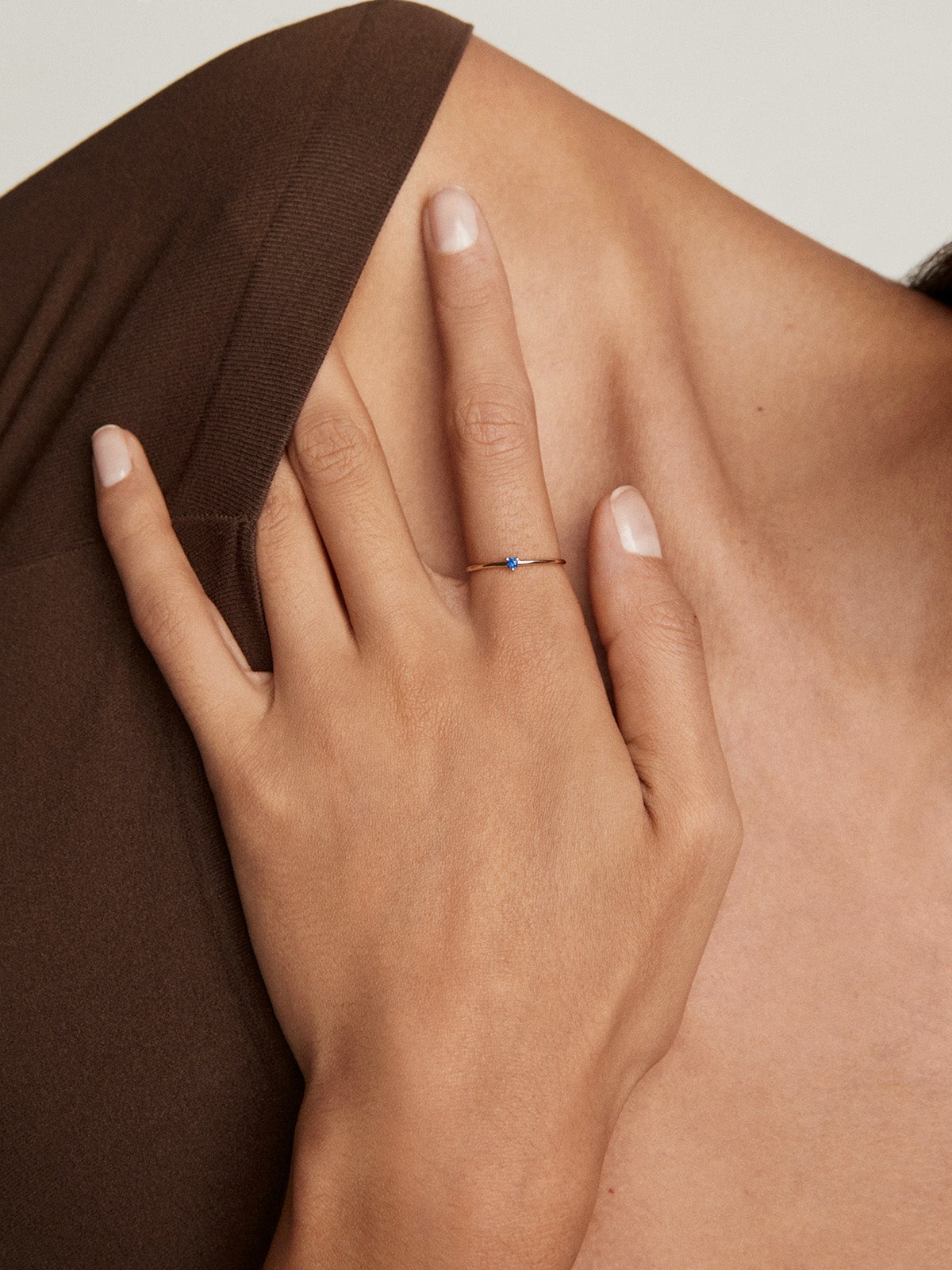 Anillo solitario de oro amarillo de 9K con zafiro azul