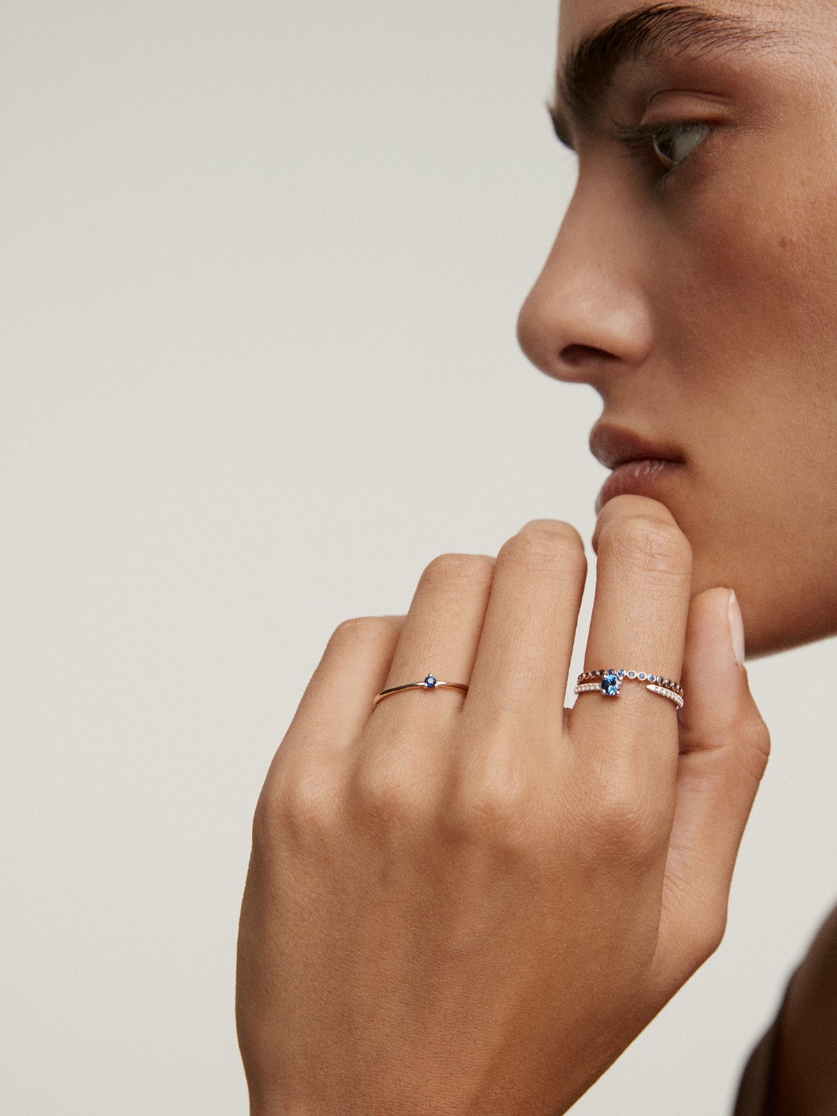 Anillo solitario de oro amarillo de 9K con zafiro azul