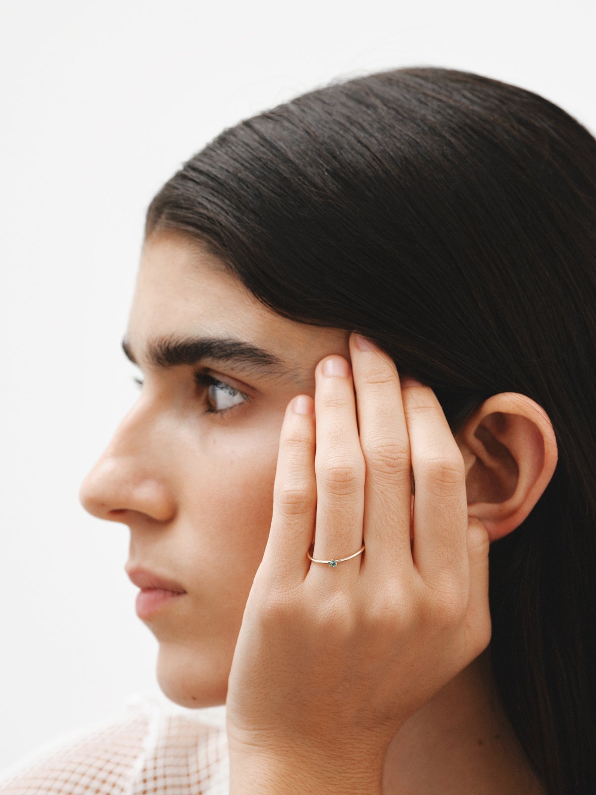 Anillo solitario de oro amarillo de 9K con esmeralda