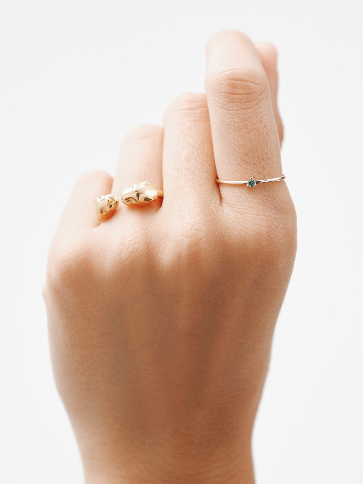 Anillo solitario de oro amarillo de 9K con esmeralda