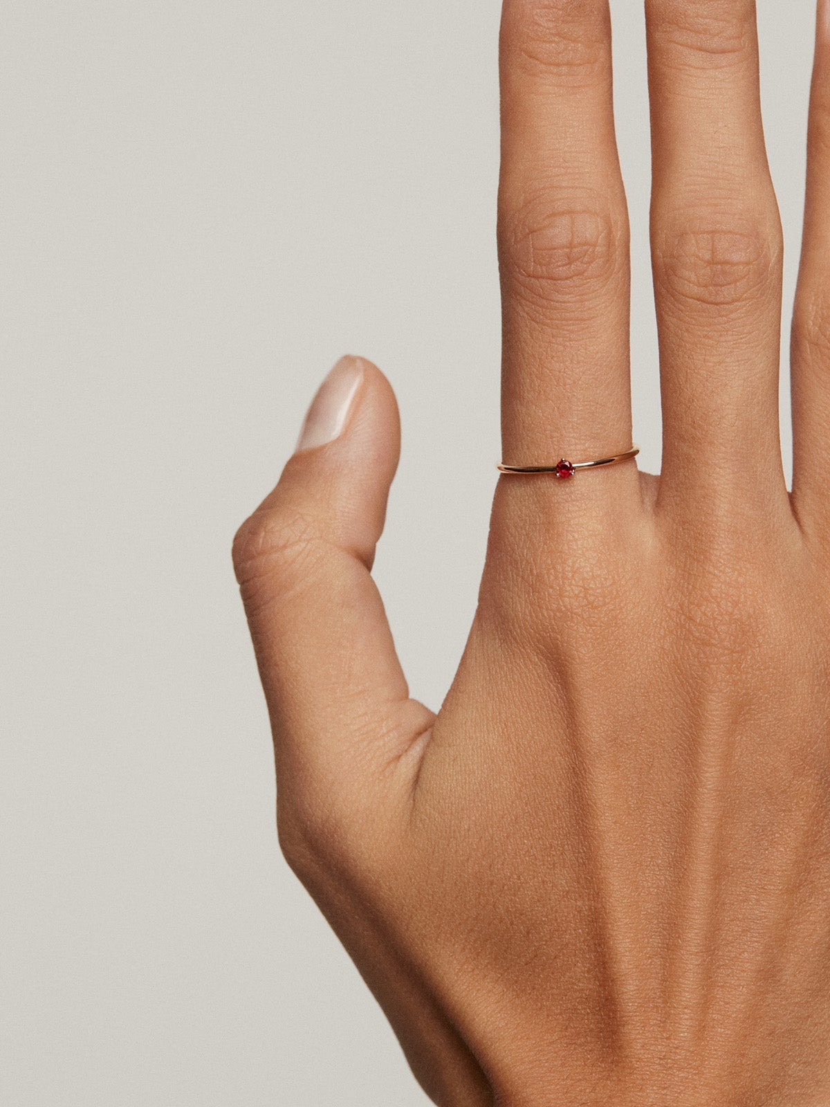 Anillo solitario de oro amarillo de 9K con rubí rojo