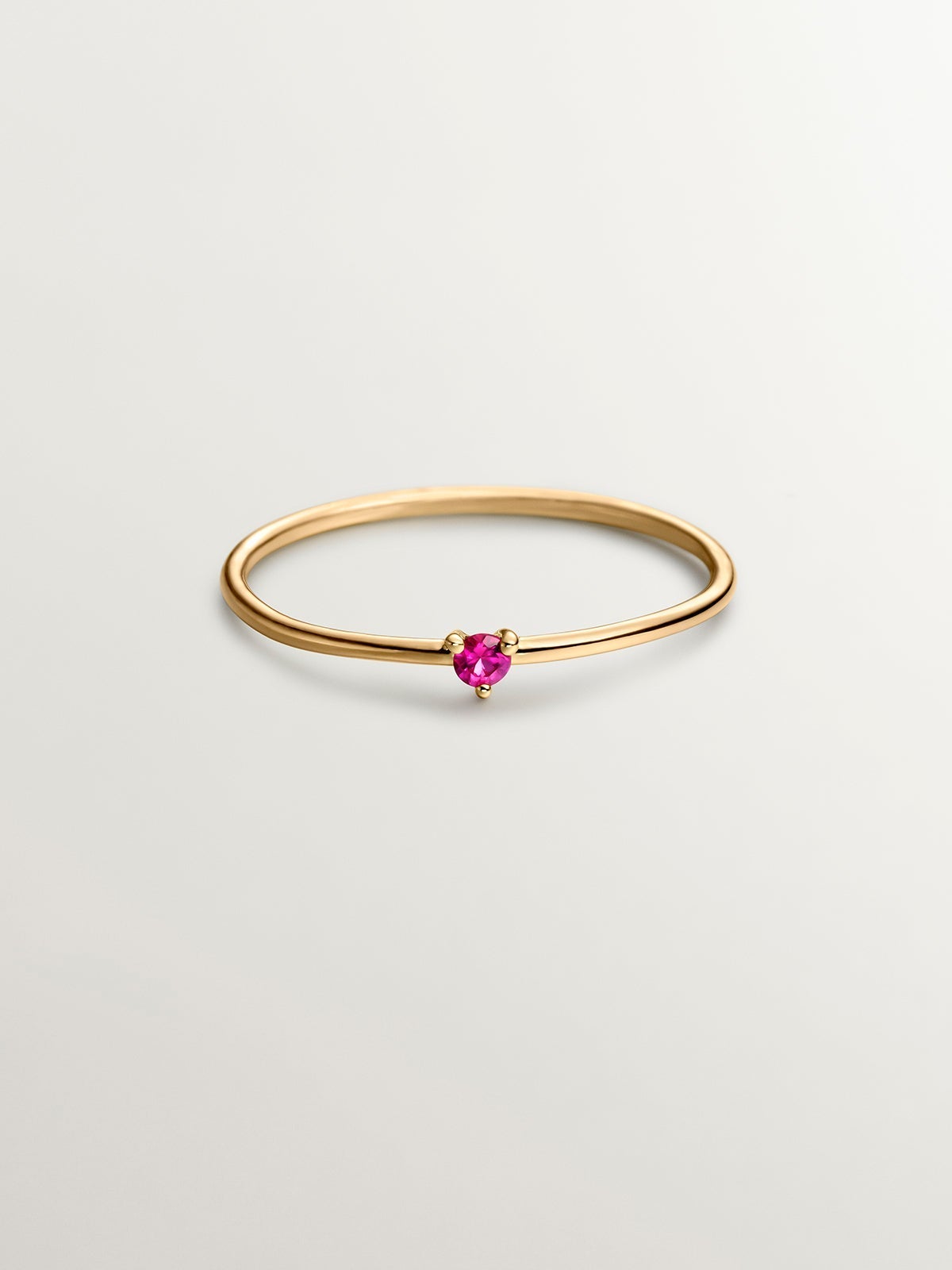 Anillo solitario de oro amarillo de 9K con rubí rojo