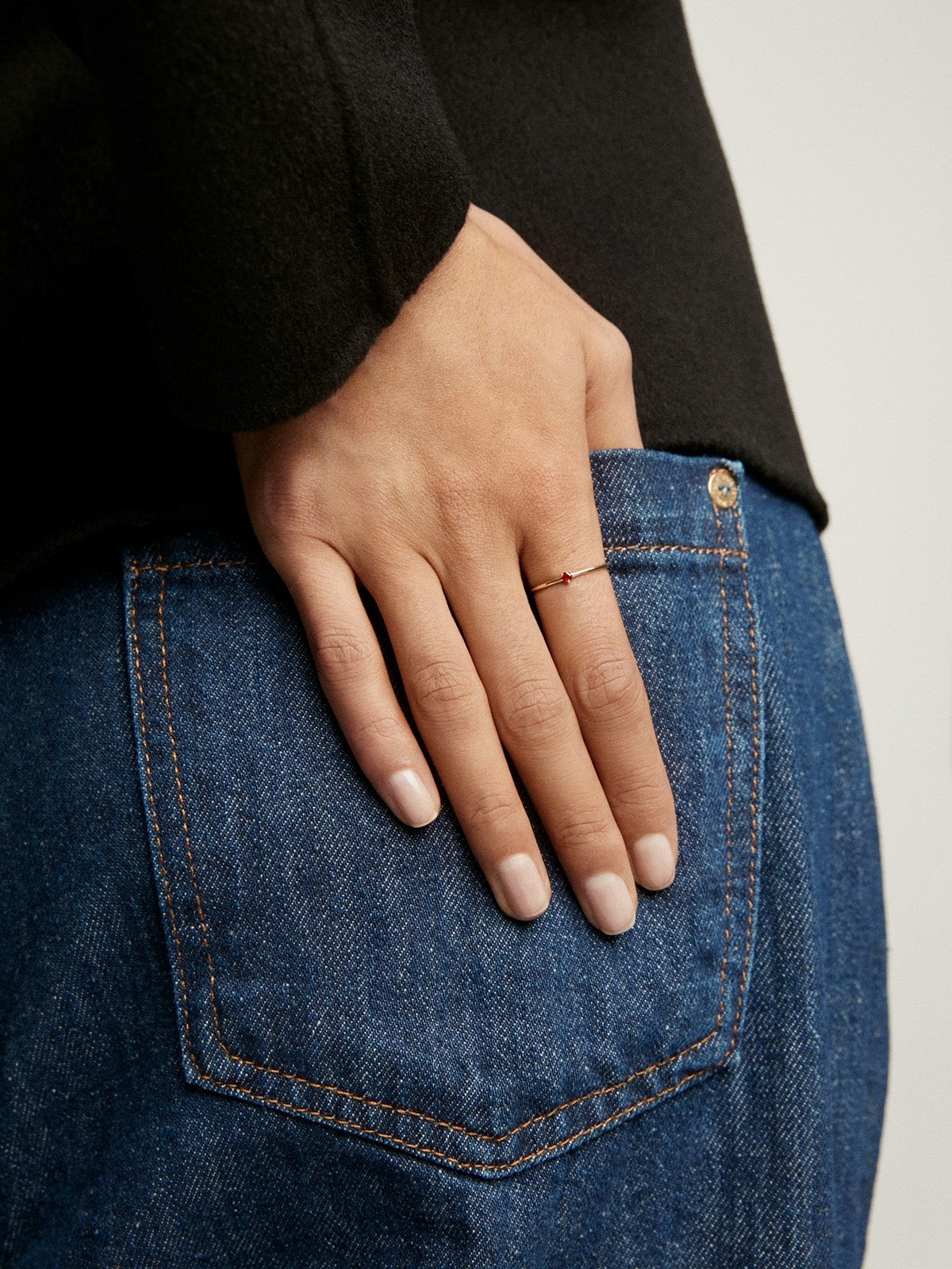 Anillo solitario de oro amarillo de 9K con rubí rojo