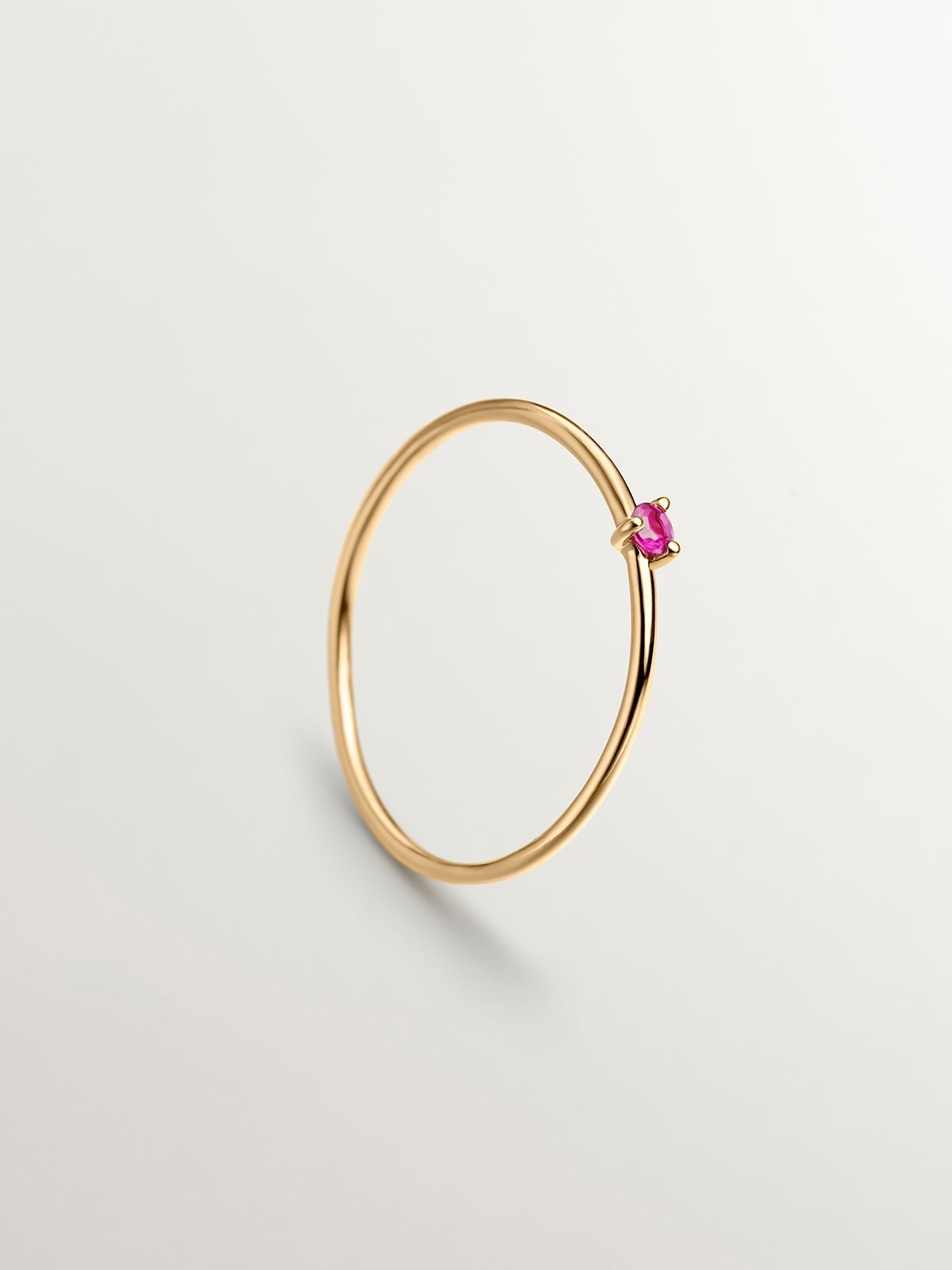 Anillo solitario de oro amarillo de 9K con rubí rojo