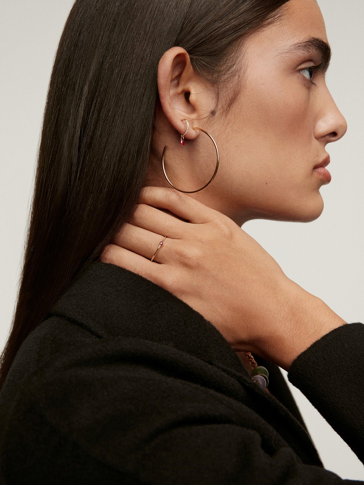 Anillo solitario de oro amarillo de 9K con rubí rojo