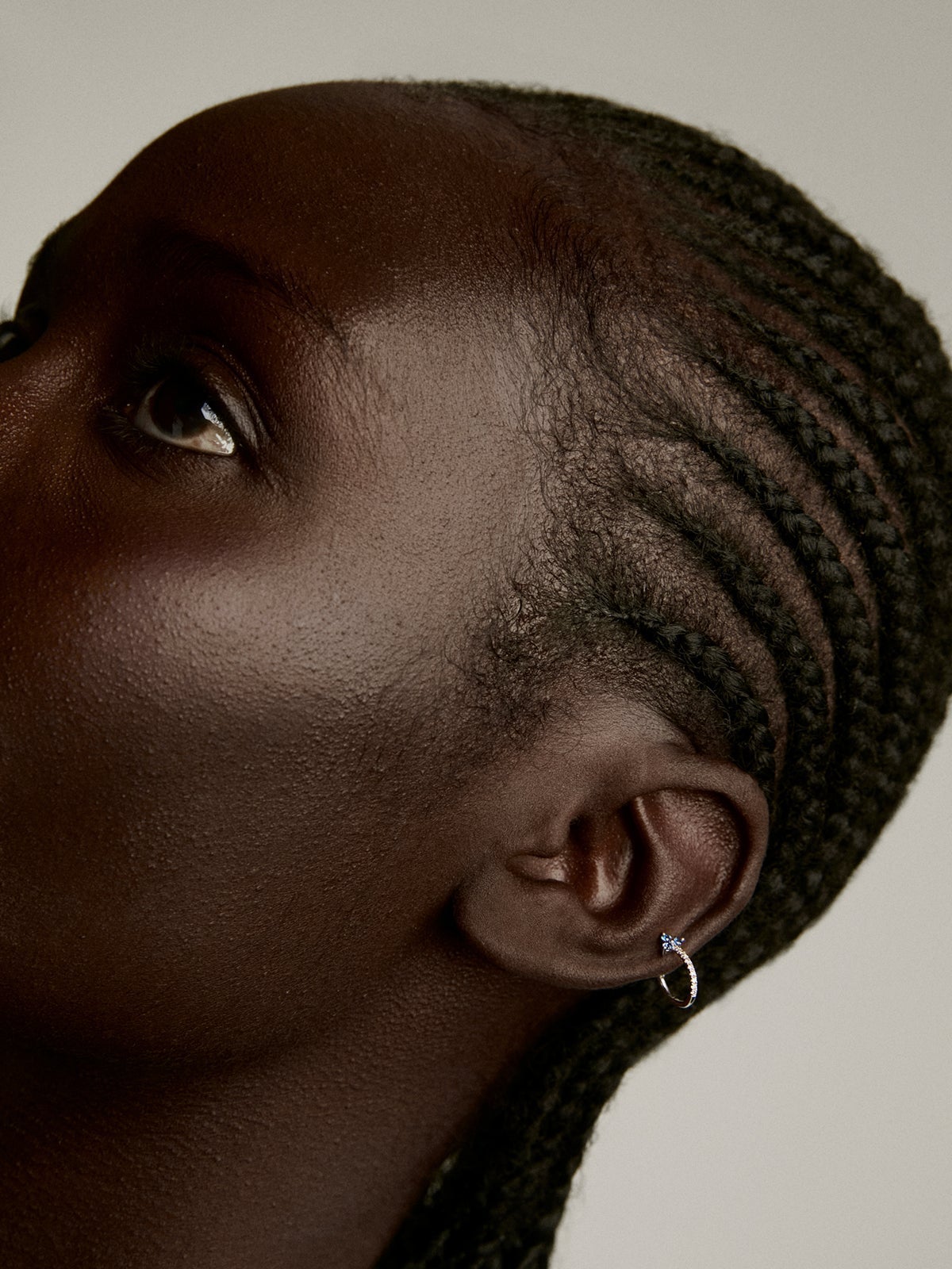 Pendiente individual de aro pequeño de oro blanco de 9K con trébol de zafiros azules y diamantes