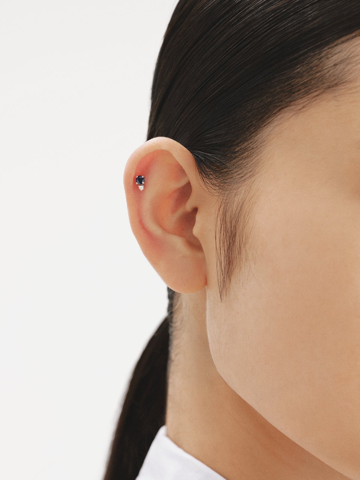 Pendiente individual de oro blanco de 9K con zafiro y diamante