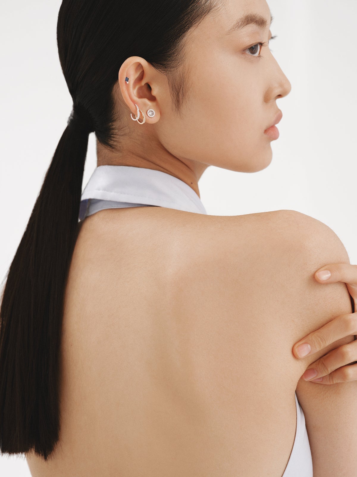 Pendiente individual de oro blanco de 9K con zafiro y diamante