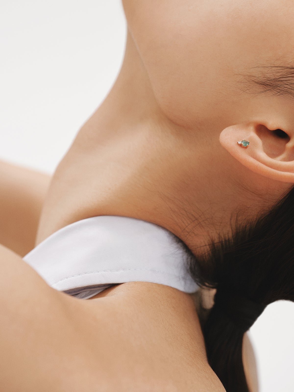 Pendiente individual de oro amarillo de 9K con esmeralda y diamante