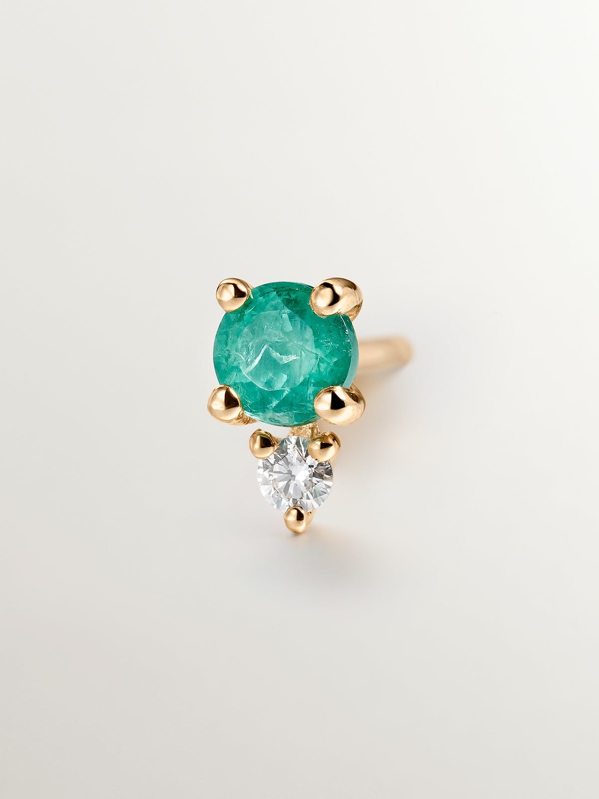 Pendiente individual de oro amarillo de 9K con esmeralda y diamante