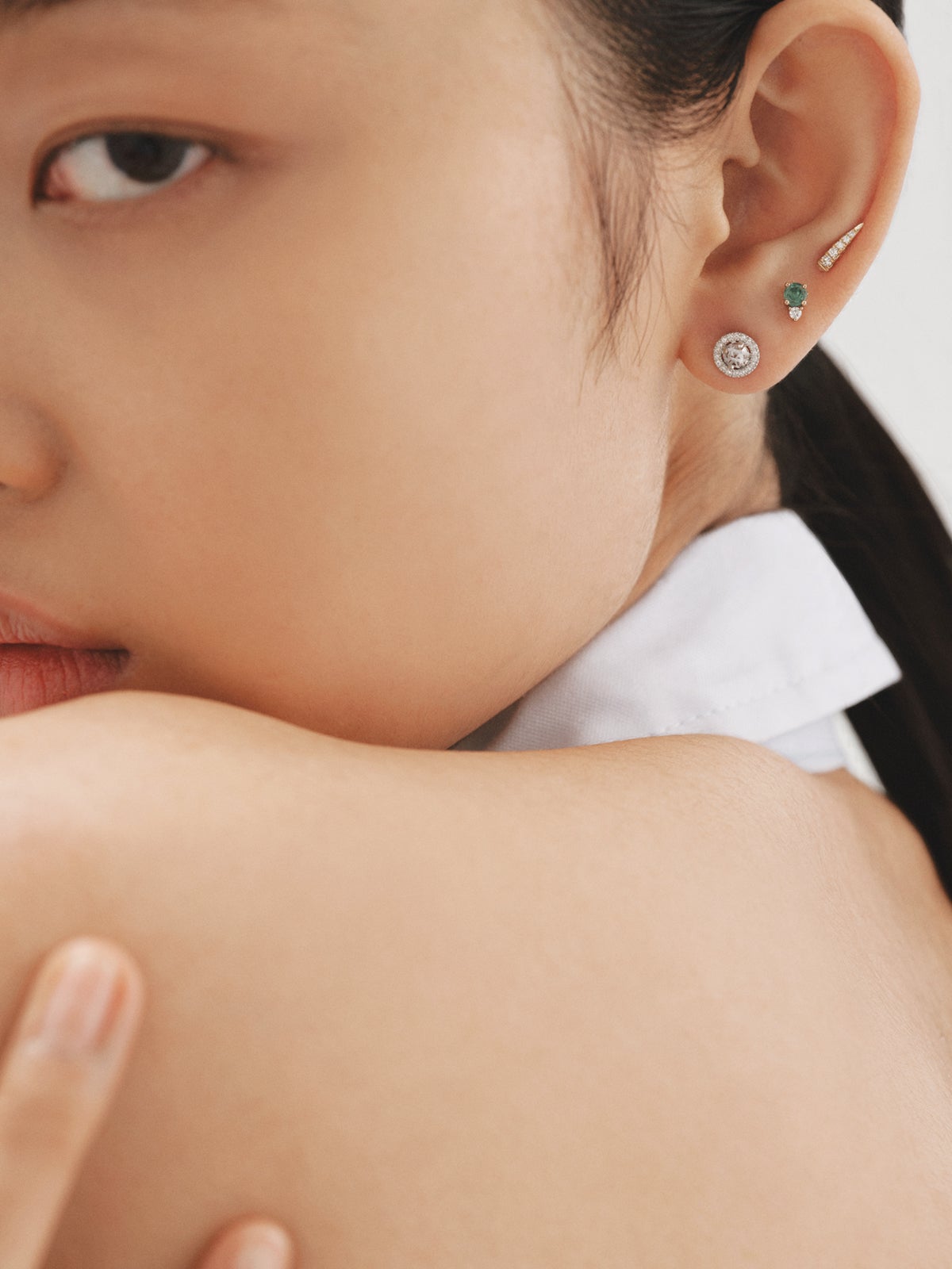 Pendiente individual de oro amarillo de 9K con esmeralda y diamante