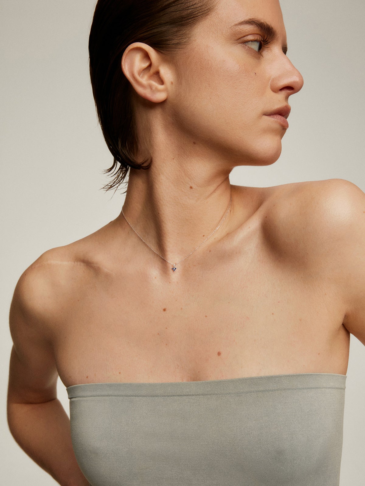 Colgante de oro blanco de 9K con zafiros azules y diamantes