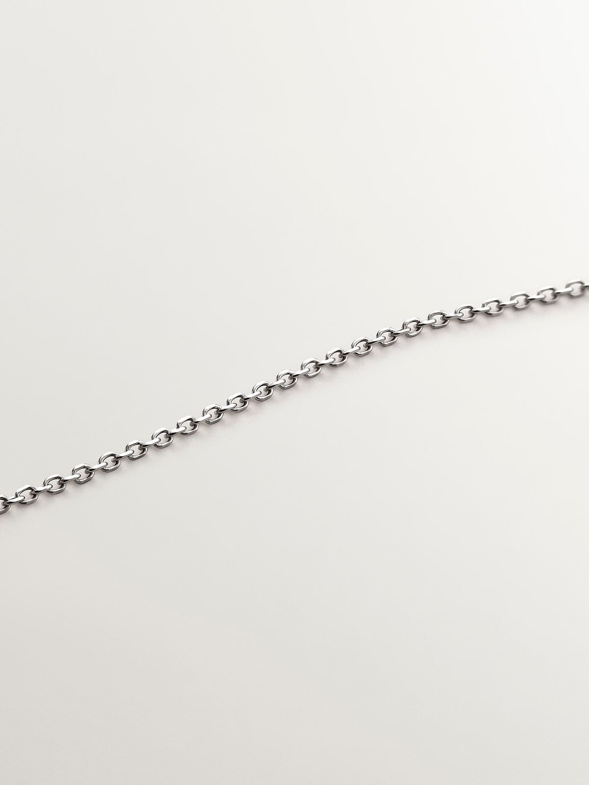 Colgante de oro blanco de 9K con zafiros azules y diamantes