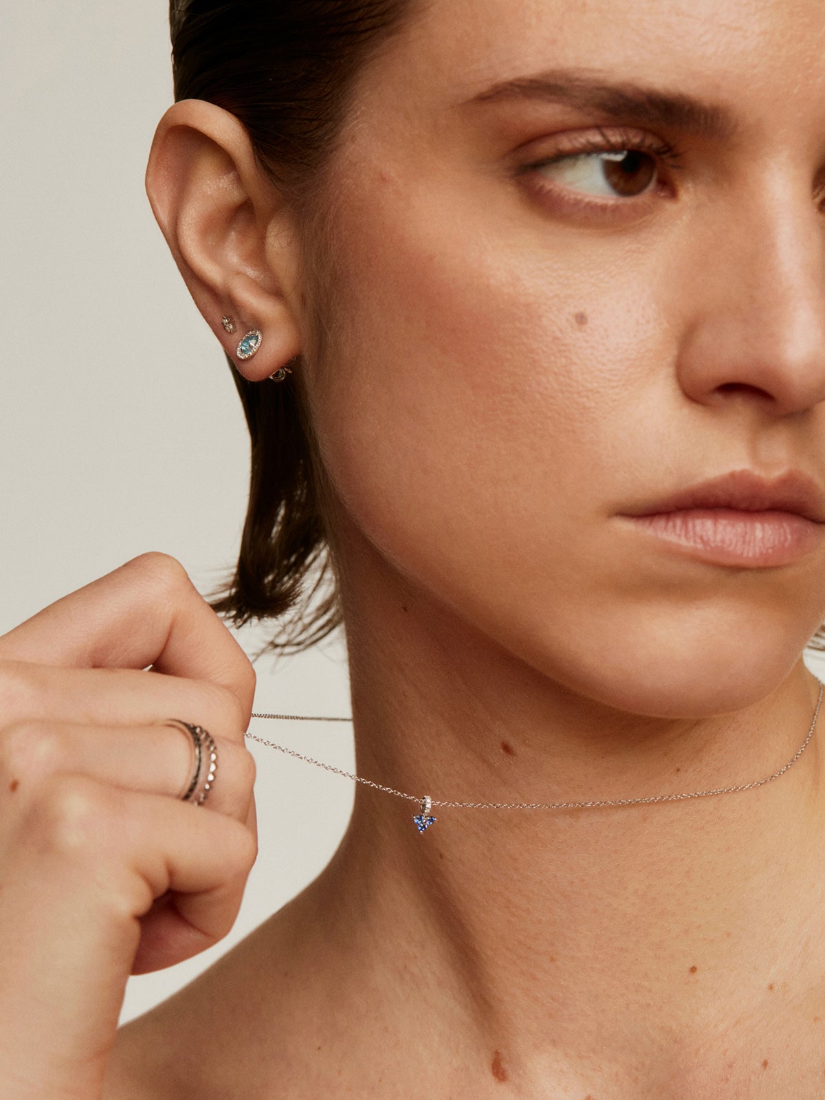 Colgante de oro blanco de 9K con zafiros azules y diamantes