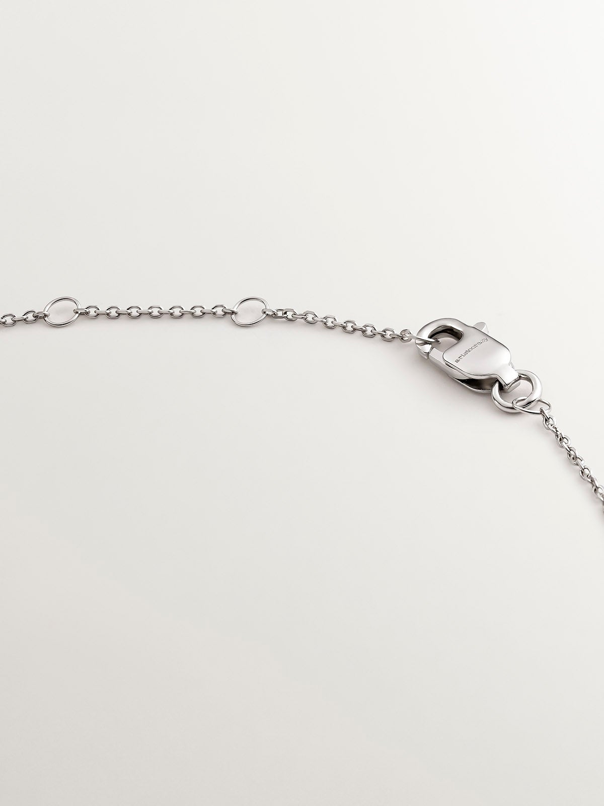 Colgante de oro blanco de 9K con zafiros azules y diamantes