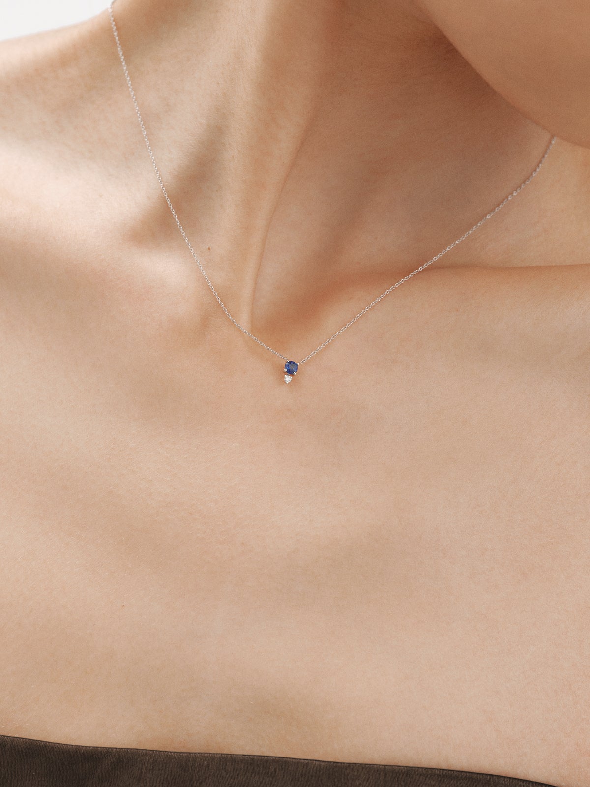 Colgante de oro blanco de 9K con zafiro y diamante