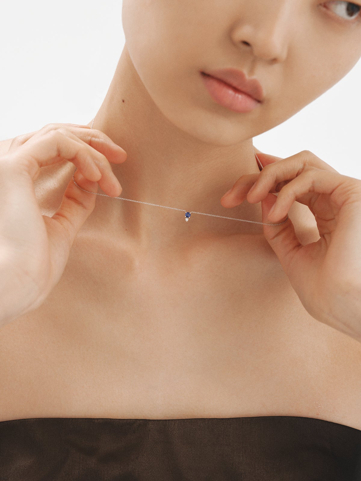 Colgante de oro blanco de 9K con zafiro y diamante