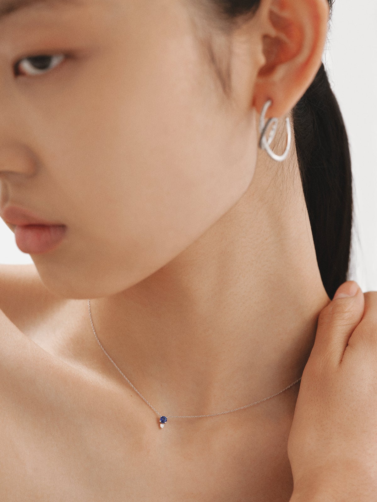 Colgante de oro blanco de 9K con zafiro y diamante