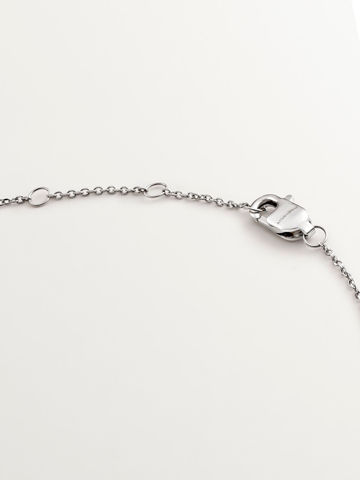 Colgante de oro blanco de 9K con zafiro y diamante