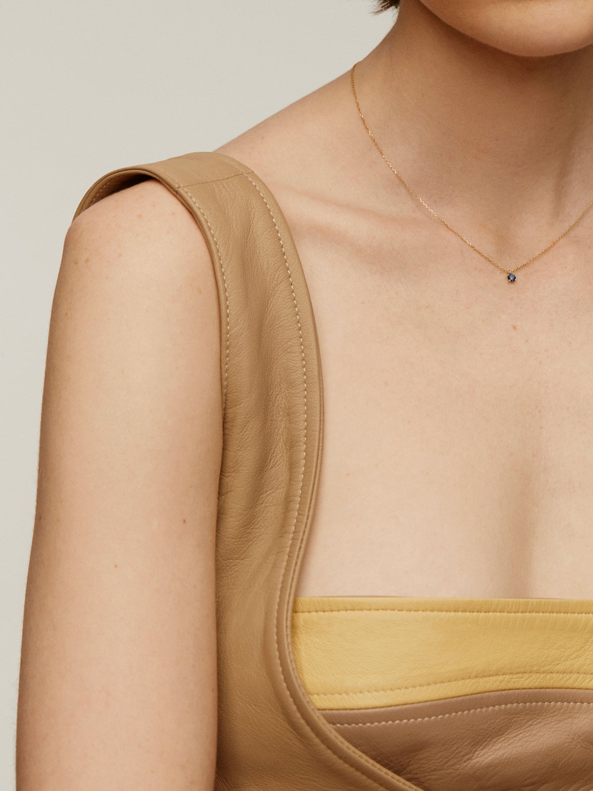 Colgante de oro amarillo de 9K con zafiro azul
