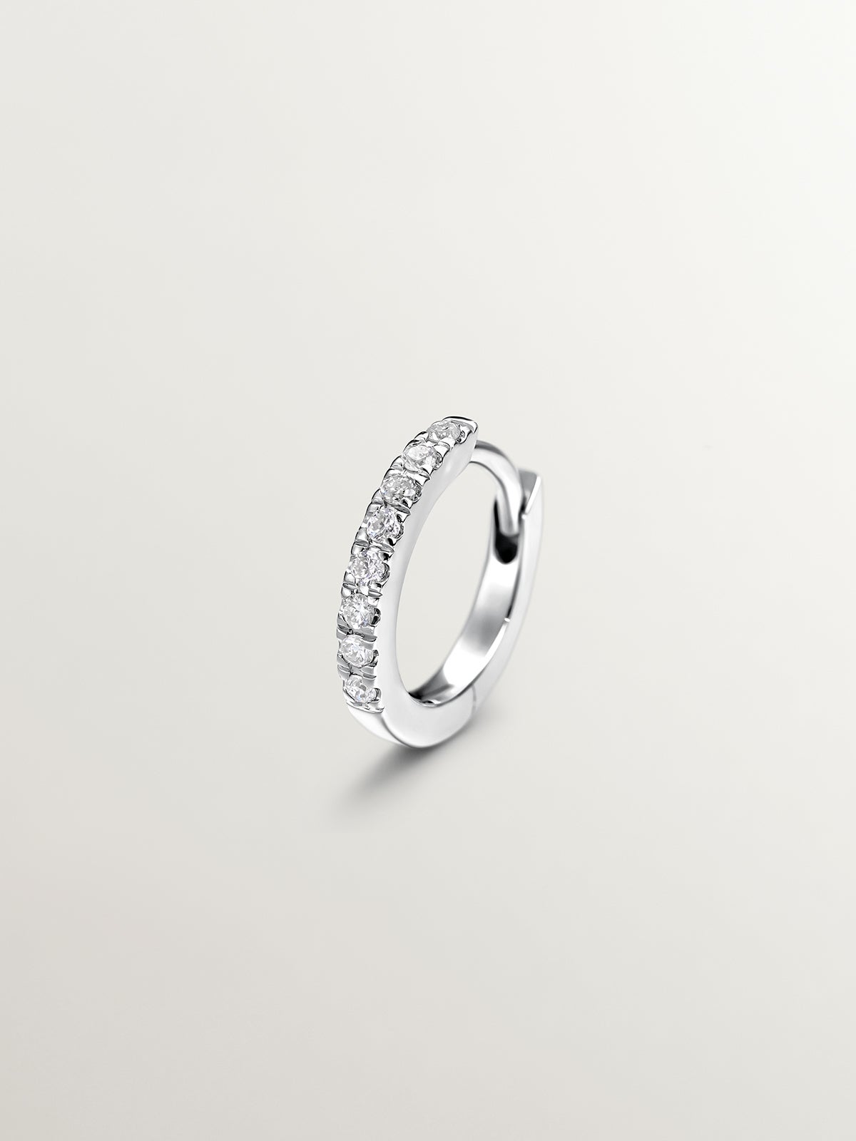 Pendiente de aro individual de oro blanco de 18K con diamantes