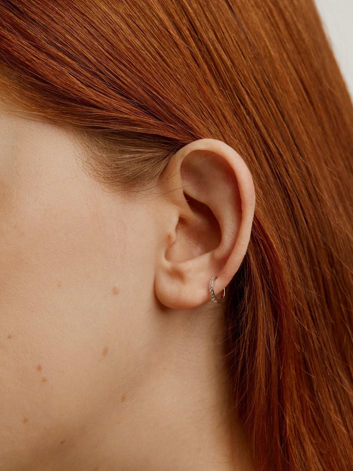 Pendiente de aro individual de oro blanco de 18K con diamantes