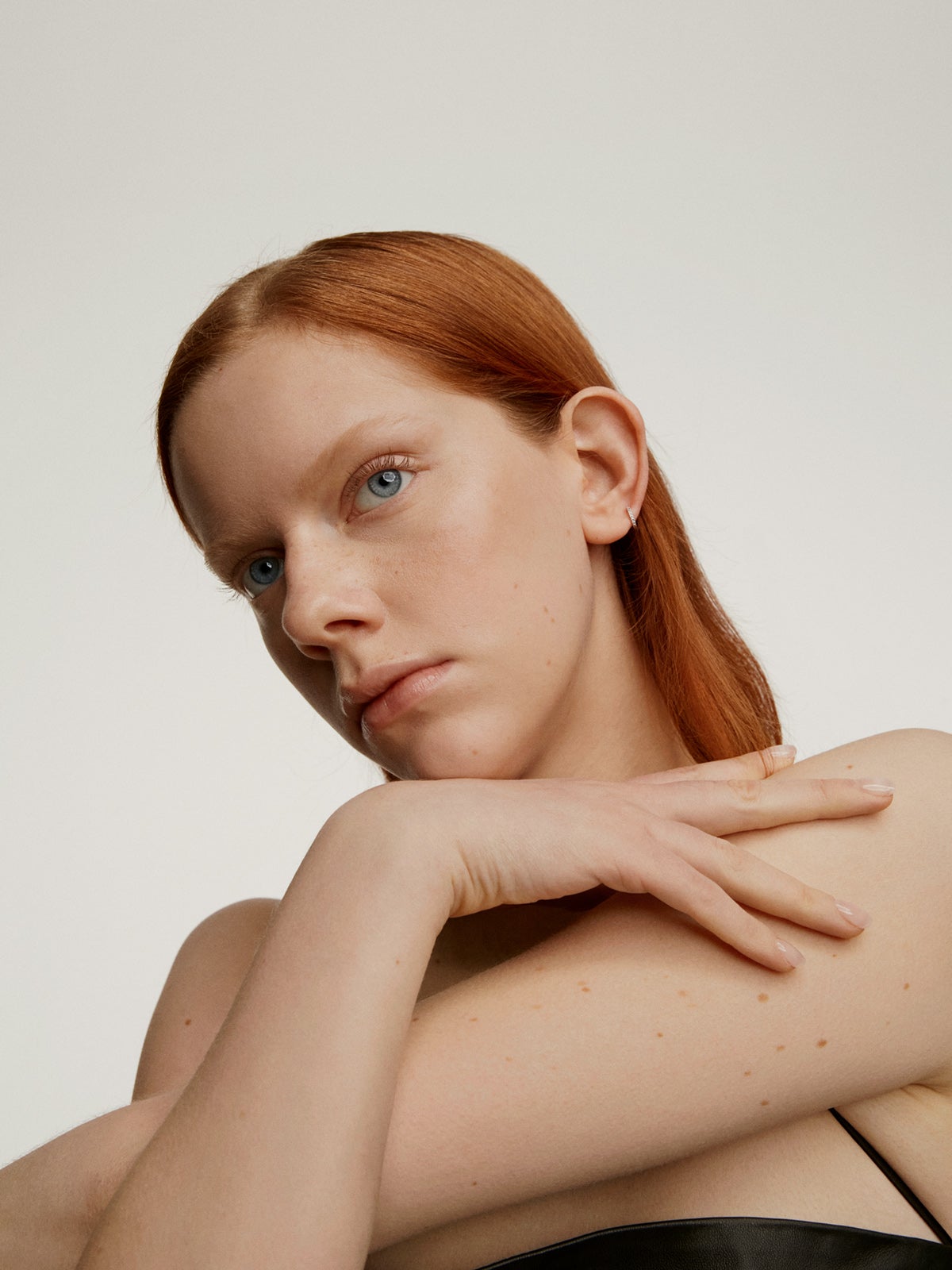 Pendiente de aro individual de oro blanco de 18K con diamantes