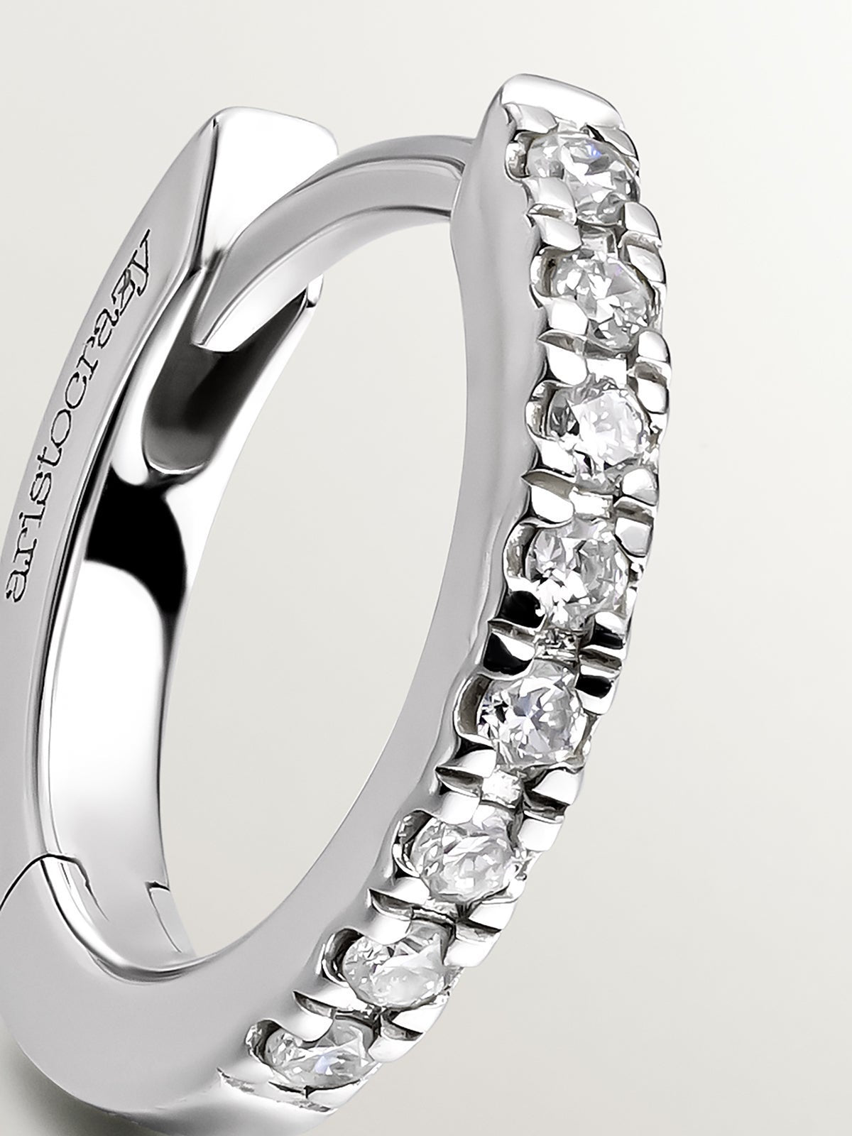 Pendiente de aro individual de oro blanco de 18K con diamantes