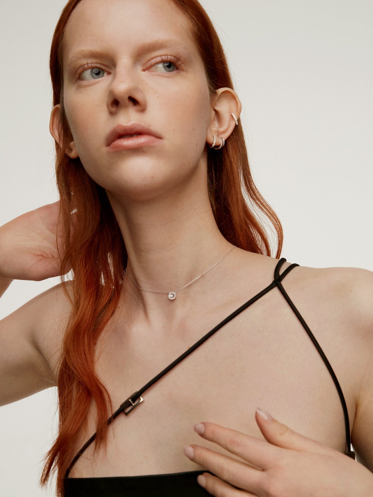 Pendiente de aro individual de oro blanco de 18K con diamantes