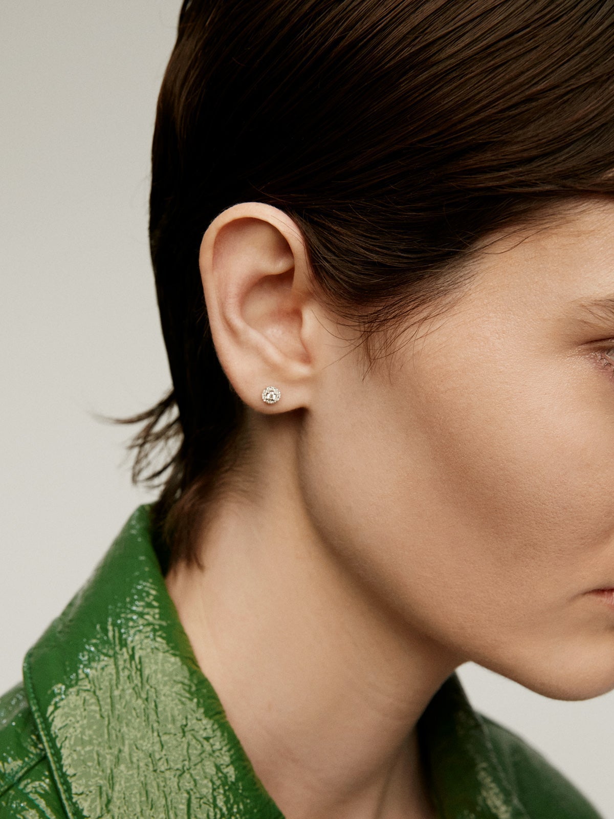 Pendiente individual de oro blanco de 18K con roseta de diamantes 0,1 cts