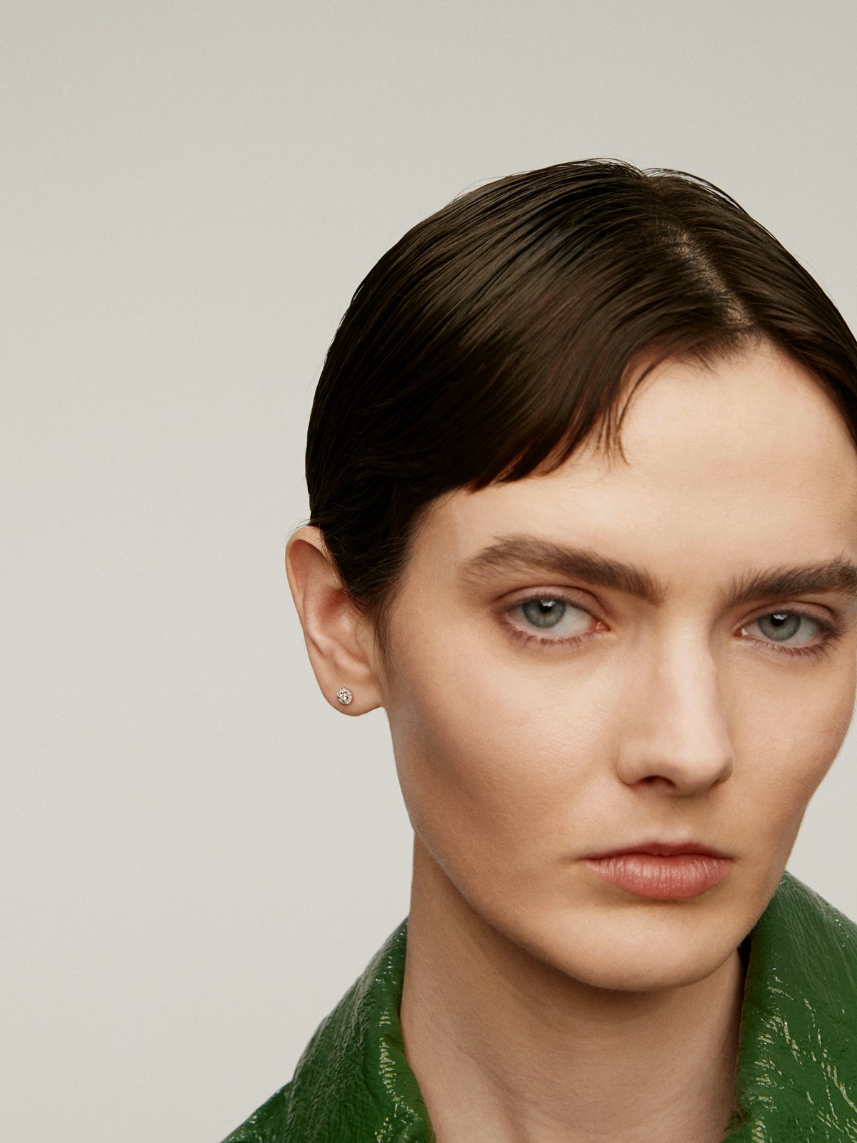 Pendiente individual de oro blanco de 18K con roseta de diamantes 0,1 cts