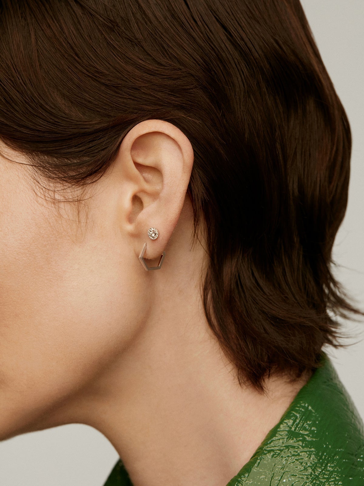 Pendiente individual de oro blanco de 18K con roseta de diamantes 0,1 cts