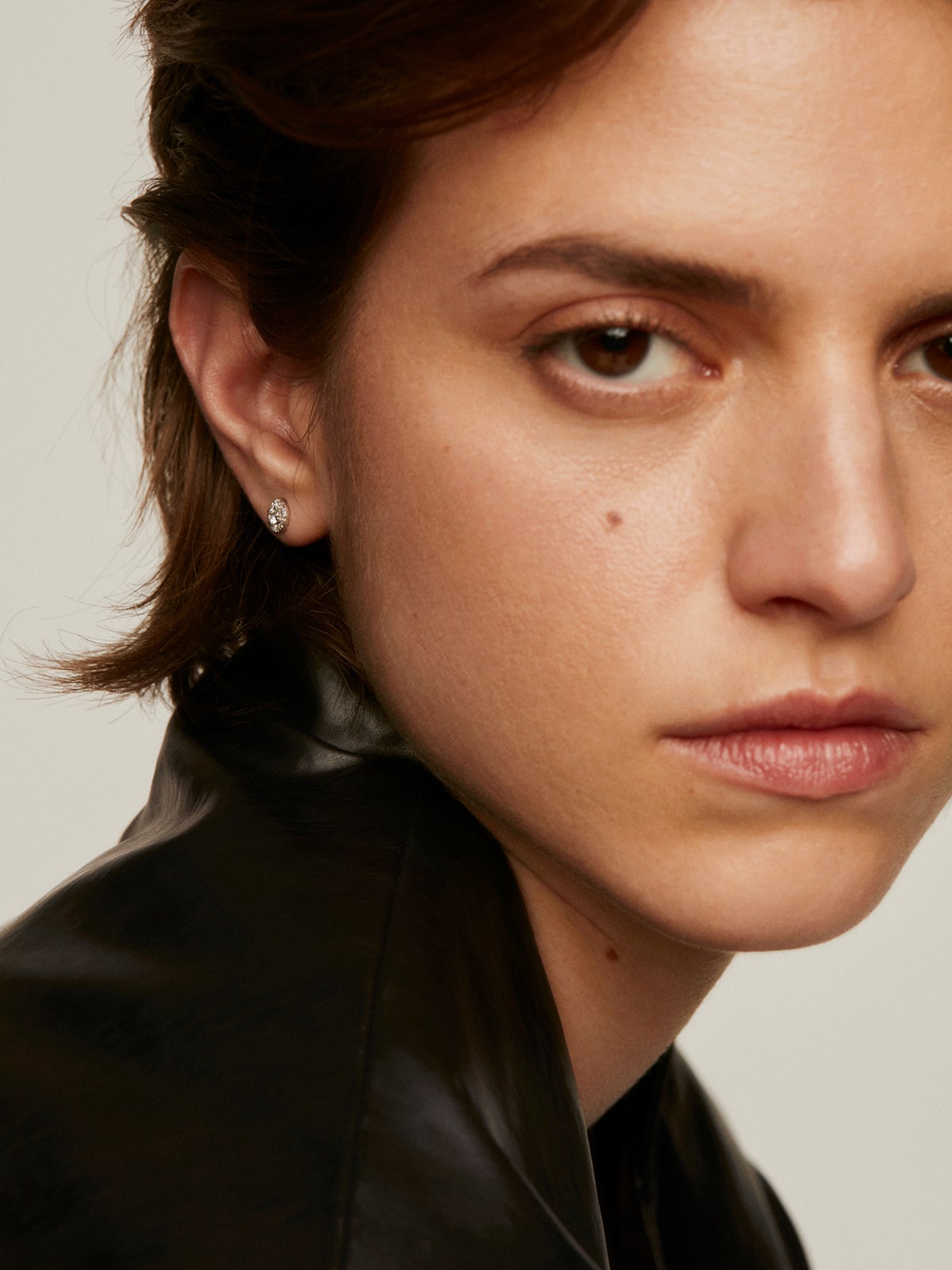 Pendiente individual de oro blanco de 18K con roseta de diamantes 0,16 cts