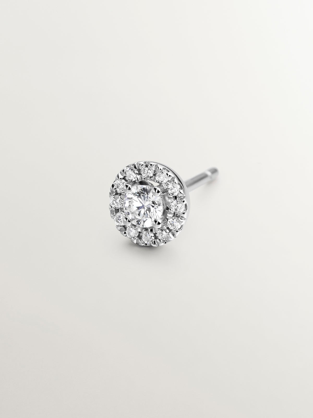 Pendiente individual de oro blanco de 18K con roseta de diamantes 0,16 cts