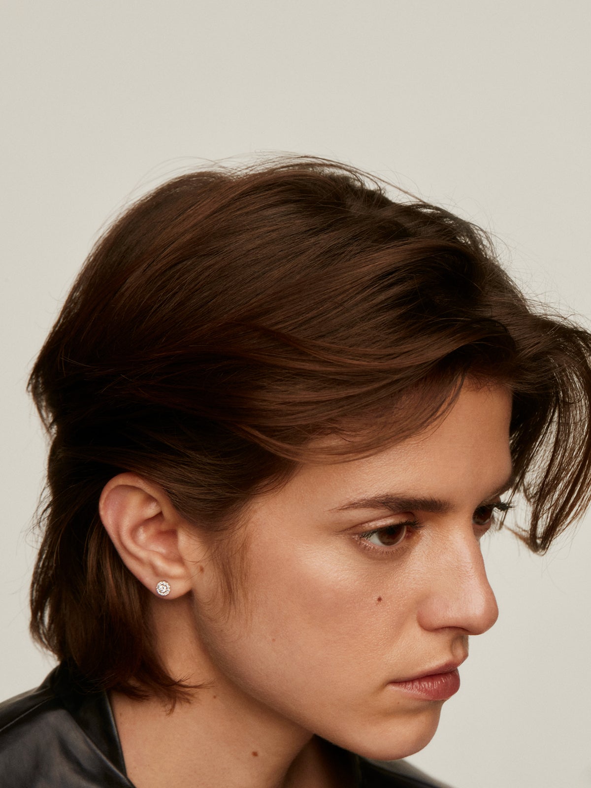 Pendiente individual de oro blanco de 18K con roseta de diamantes 0,16 cts