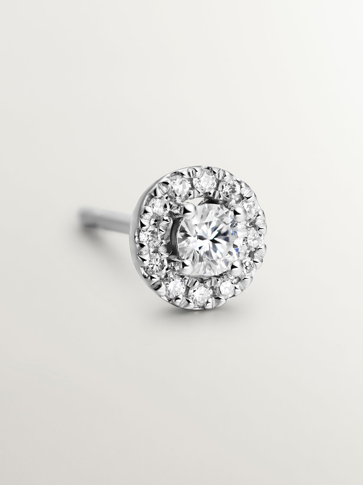 Pendiente individual de oro blanco de 18K con roseta de diamantes 0,16 cts