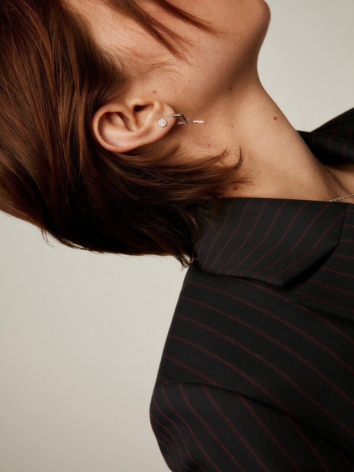 Pendiente individual de oro blanco de 18K con roseta de diamantes 0,16 cts