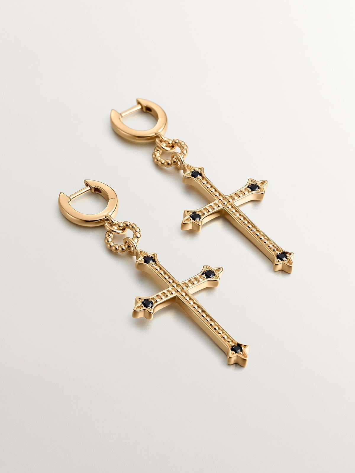Pendientes de aro de plata 925 bañada en oro amarillo de 18K con cruz y espinelas negras