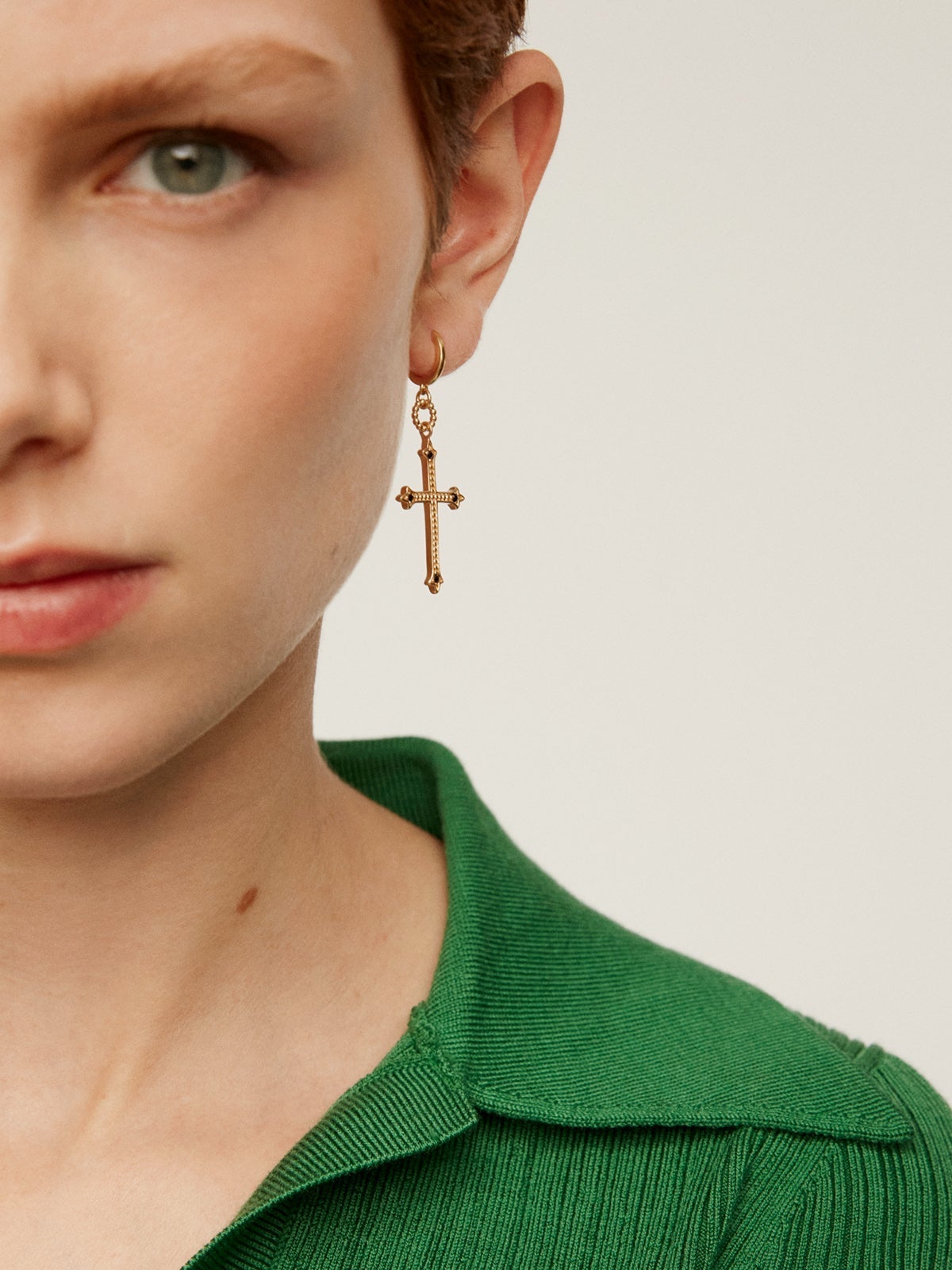 Pendientes de aro de plata 925 bañada en oro amarillo de 18K con cruz y espinelas negras